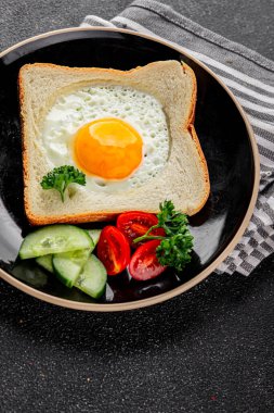 Kavrulmuş gazhane yumurtaları sepette lezzetli atıştırmalıklar bir kase lezzetli gurme yemek arka planında masa rustik gıda üst görünümde fotokopi alanı
