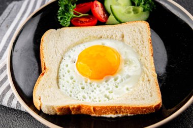 Kavrulmuş gazhane yumurtaları sepette lezzetli atıştırmalıklar bir kase lezzetli gurme yemek arka planında masa rustik gıda üst görünümde fotokopi alanı