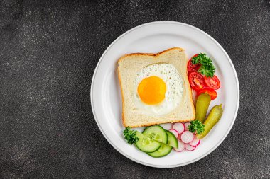 Kavrulmuş gazhane yumurtaları sepette lezzetli atıştırmalıklar bir kase lezzetli gurme yemek arka planında masa rustik gıda üst görünümde fotokopi alanı