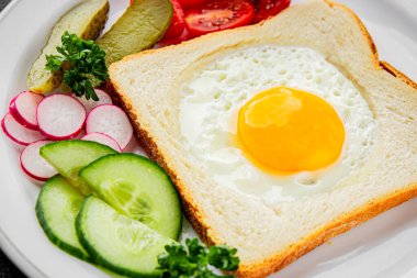 Kavrulmuş gazhane yumurtaları sepette lezzetli atıştırmalıklar bir kase lezzetli gurme yemek arka planında masa rustik gıda üst görünümde fotokopi alanı