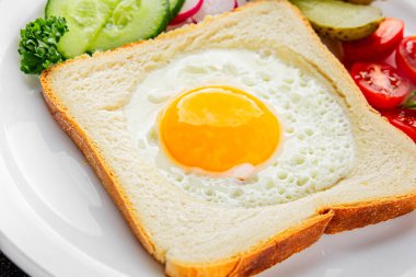 Kavrulmuş gazhane yumurtaları sepette lezzetli atıştırmalıklar bir kase lezzetli gurme yemek arka planında masa rustik gıda üst görünümde fotokopi alanı