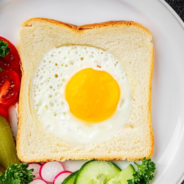 Kavrulmuş gazhane yumurtaları sepette lezzetli atıştırmalıklar bir kase lezzetli gurme yemek arka planında masa rustik gıda üst görünümde fotokopi alanı