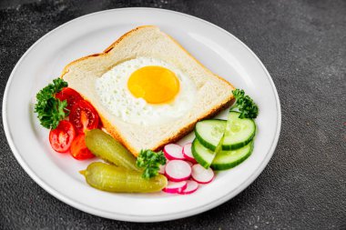 Kavrulmuş gazhane yumurtaları sepette lezzetli atıştırmalıklar bir kase lezzetli gurme yemek arka planında masa rustik gıda üst görünümde fotokopi alanı