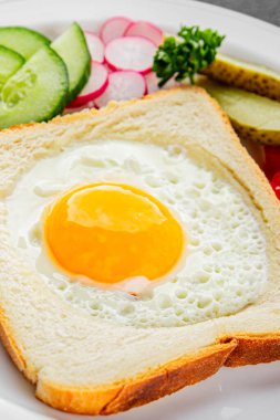 Kavrulmuş gazhane yumurtaları sepette lezzetli atıştırmalıklar bir kase lezzetli gurme yemek arka planında masa rustik gıda üst görünümde fotokopi alanı