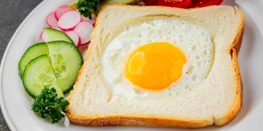 Kavrulmuş gazhane yumurtaları sepette lezzetli atıştırmalıklar bir kase lezzetli gurme yemek arka planında masa rustik gıda üst görünümde fotokopi alanı