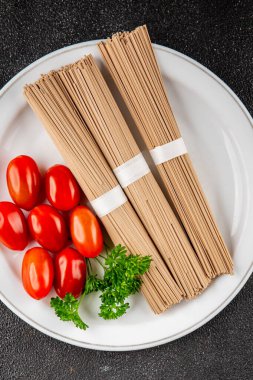 Karabuğday eriştesi çiğ soba taze makarna. Doğal yemek. Sofrada Asya mutfağı.