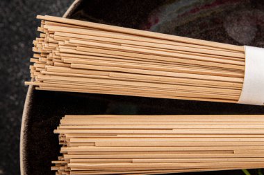 Karabuğday eriştesi çiğ soba taze makarna. Doğal yemek. Sofrada Asya mutfağı.