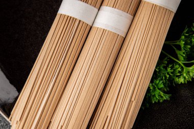 Karabuğday eriştesi çiğ soba taze makarna. Doğal yemek. Sofrada Asya mutfağı.