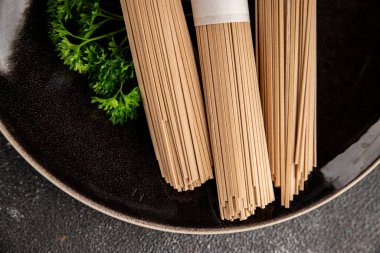 Karabuğday eriştesi çiğ soba taze makarna. Doğal yemek. Sofrada Asya mutfağı.