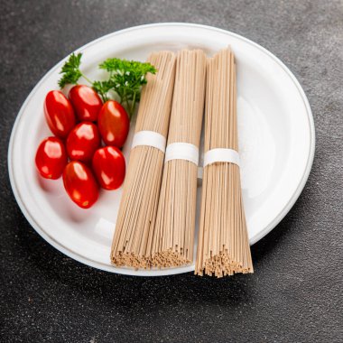 Karabuğday eriştesi çiğ soba taze makarna. Doğal yemek. Sofrada Asya mutfağı.