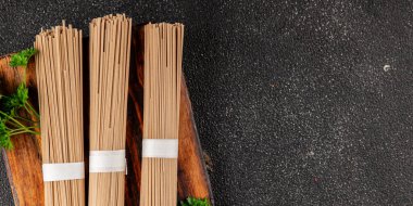 Karabuğday eriştesi çiğ soba taze makarna. Doğal yemek. Sofrada Asya mutfağı.