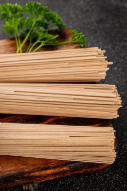 Karabuğday eriştesi çiğ soba taze makarna. Doğal yemek. Sofrada Asya mutfağı.