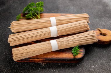 Karabuğday eriştesi çiğ soba taze makarna. Doğal yemek. Sofrada Asya mutfağı.