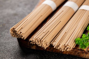 Karabuğday eriştesi çiğ soba taze makarna. Doğal yemek. Sofrada Asya mutfağı.