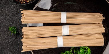 Karabuğday eriştesi çiğ soba taze makarna. Doğal yemek. Sofrada Asya mutfağı.