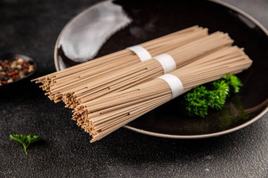 Karabuğday eriştesi çiğ soba taze makarna. Doğal yemek. Sofrada Asya mutfağı.