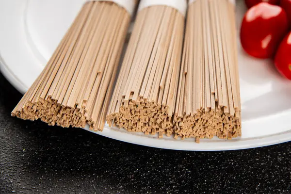 Karabuğday eriştesi çiğ soba taze makarna. Doğal yemek. Sofrada Asya mutfağı.