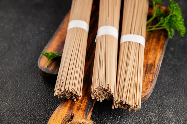 Karabuğday eriştesi çiğ soba taze makarna. Doğal yemek. Sofrada Asya mutfağı.