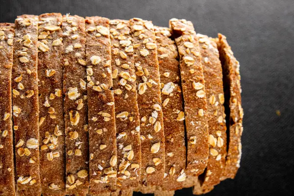 Yulaf ekmeği kepekli, kepekli, kepekli, kepekli, doğal, lezzetli, lezzetli gurme yemek arkaplanı masa kırsal gıdanın üstünde fotokopi alanı.