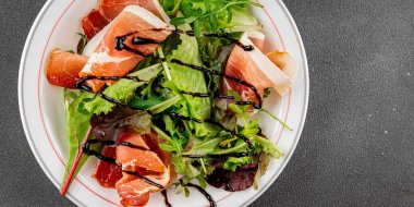 Salata reçeli yeşil yaprak marul aperatif taze yemek masanın üzerinde taze lezzetli gurme yemek üst görünüm fotokopi alanı keto ve paleo diyeti