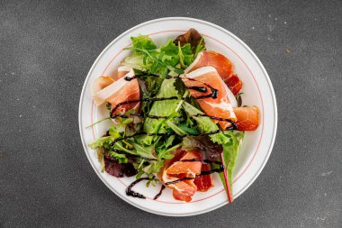 Salata reçeli yeşil yaprak marul aperatif taze yemek masanın üzerinde taze lezzetli gurme yemek üst görünüm fotokopi alanı keto ve paleo diyeti