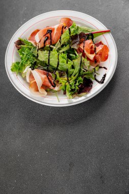 Salata reçeli yeşil yaprak marul aperatif taze yemek masanın üzerinde taze lezzetli gurme yemek üst görünüm fotokopi alanı keto ve paleo diyeti