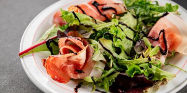 Salata reçeli yeşil yaprak marul aperatif taze yemek masanın üzerinde taze lezzetli gurme yemek üst görünüm fotokopi alanı keto ve paleo diyeti