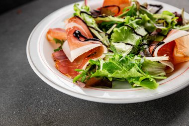 Salata reçeli yeşil yaprak marul aperatif taze yemek masanın üzerinde taze lezzetli gurme yemek üst görünüm fotokopi alanı keto ve paleo diyeti