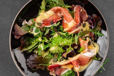 Salata reçeli yeşil yaprak marul aperatif taze yemek masanın üzerinde taze lezzetli gurme yemek üst görünüm fotokopi alanı keto ve paleo diyeti