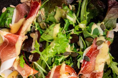 Salata reçeli yeşil yaprak marul aperatif taze yemek masanın üzerinde taze lezzetli gurme yemek üst görünüm fotokopi alanı keto ve paleo diyeti