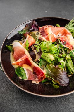 Salata reçeli yeşil yaprak marul aperatif taze yemek masanın üzerinde taze lezzetli gurme yemek üst görünüm fotokopi alanı keto ve paleo diyeti