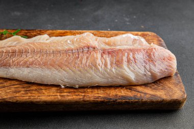 Beyaz balıklı çiğ fileto taze pesseeter diyet gurme yemek arka planı masa üzerinde rustik gıda üst görünüm fotokopi uzay keto ve paleo