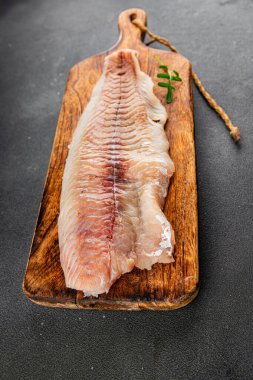 Beyaz balıklı çiğ fileto taze pesseeter diyet gurme yemek arka planı masa üzerinde rustik gıda üst görünüm fotokopi uzay keto ve paleo