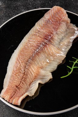 Beyaz balıklı çiğ fileto taze pesseeter diyet gurme yemek arka planı masa üzerinde rustik gıda üst görünüm fotokopi uzay keto ve paleo