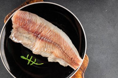 Beyaz balıklı çiğ fileto taze pesseeter diyet gurme yemek arka planı masa üzerinde rustik gıda üst görünüm fotokopi uzay keto ve paleo