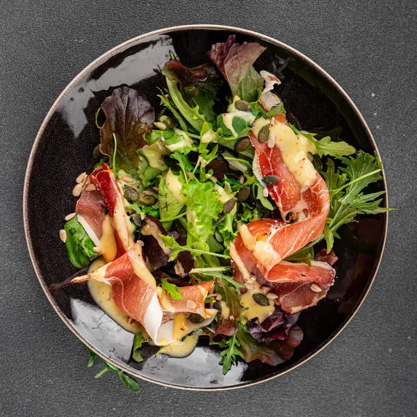 Salata reçeli yeşil yaprak marul aperatif taze yemek masanın üzerinde taze lezzetli gurme yemek üst görünüm fotokopi alanı keto ve paleo diyeti