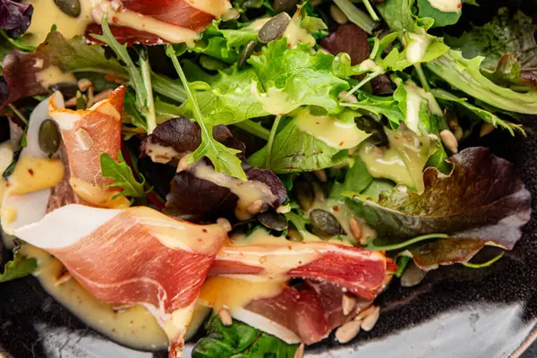 Salata reçeli yeşil yaprak marul aperatif taze yemek masanın üzerinde taze lezzetli gurme yemek üst görünüm fotokopi alanı keto ve paleo diyeti