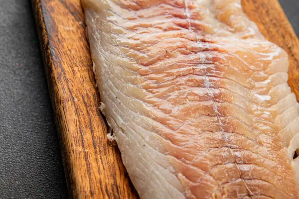 Beyaz balıklı çiğ fileto taze pesseeter diyet gurme yemek arka planı masa üzerinde rustik gıda üst görünüm fotokopi uzay keto ve paleo