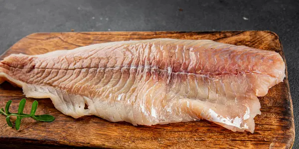 Beyaz balıklı çiğ fileto taze pesseeter diyet gurme yemek arka planı masa üzerinde rustik gıda üst görünüm fotokopi uzay keto ve paleo