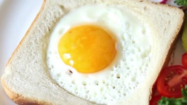 Kavrulmuş gazhane yumurtaları sepette lezzetli atıştırmalıklar bir kase lezzetli gurme yemek arka planında masa rustik gıda üst görünümde fotokopi alanı