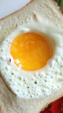 Kavrulmuş gazhane yumurtaları sepette lezzetli atıştırmalıklar bir kase lezzetli gurme yemek arka planında masa rustik gıda üst görünümde fotokopi alanı
