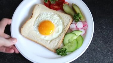 Kavrulmuş gazhane yumurtaları sepette lezzetli atıştırmalıklar bir kase lezzetli gurme yemek arka planında masa rustik gıda üst görünümde fotokopi alanı