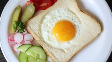 Kavrulmuş gazhane yumurtaları sepette lezzetli atıştırmalıklar bir kase lezzetli gurme yemek arka planında masa rustik gıda üst görünümde fotokopi alanı