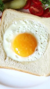 Kavrulmuş gazhane yumurtaları sepette lezzetli atıştırmalıklar bir kase lezzetli gurme yemek arka planında masa rustik gıda üst görünümde fotokopi alanı