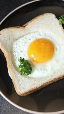 Kavrulmuş gazhane yumurtaları sepette lezzetli atıştırmalıklar bir kase lezzetli gurme yemek arka planında masa rustik gıda üst görünümde fotokopi alanı