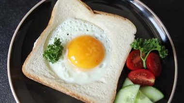 Kavrulmuş gazhane yumurtaları sepette lezzetli atıştırmalıklar bir kase lezzetli gurme yemek arka planında masa rustik gıda üst görünümde fotokopi alanı