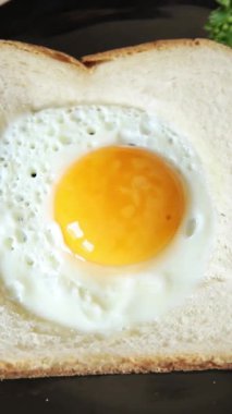 Kavrulmuş gazhane yumurtaları sepette lezzetli atıştırmalıklar bir kase lezzetli gurme yemek arka planında masa rustik gıda üst görünümde fotokopi alanı