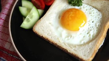 Kavrulmuş gazhane yumurtaları sepette lezzetli atıştırmalıklar bir kase lezzetli gurme yemek arka planında masa rustik gıda üst görünümde fotokopi alanı
