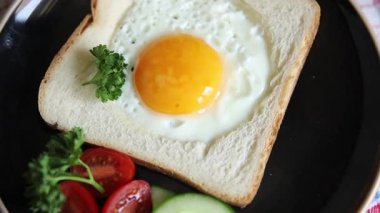 Kavrulmuş gazhane yumurtaları sepette lezzetli atıştırmalıklar bir kase lezzetli gurme yemek arka planında masa rustik gıda üst görünümde fotokopi alanı