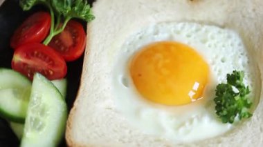 Kavrulmuş gazhane yumurtaları sepette lezzetli atıştırmalıklar bir kase lezzetli gurme yemek arka planında masa rustik gıda üst görünümde fotokopi alanı